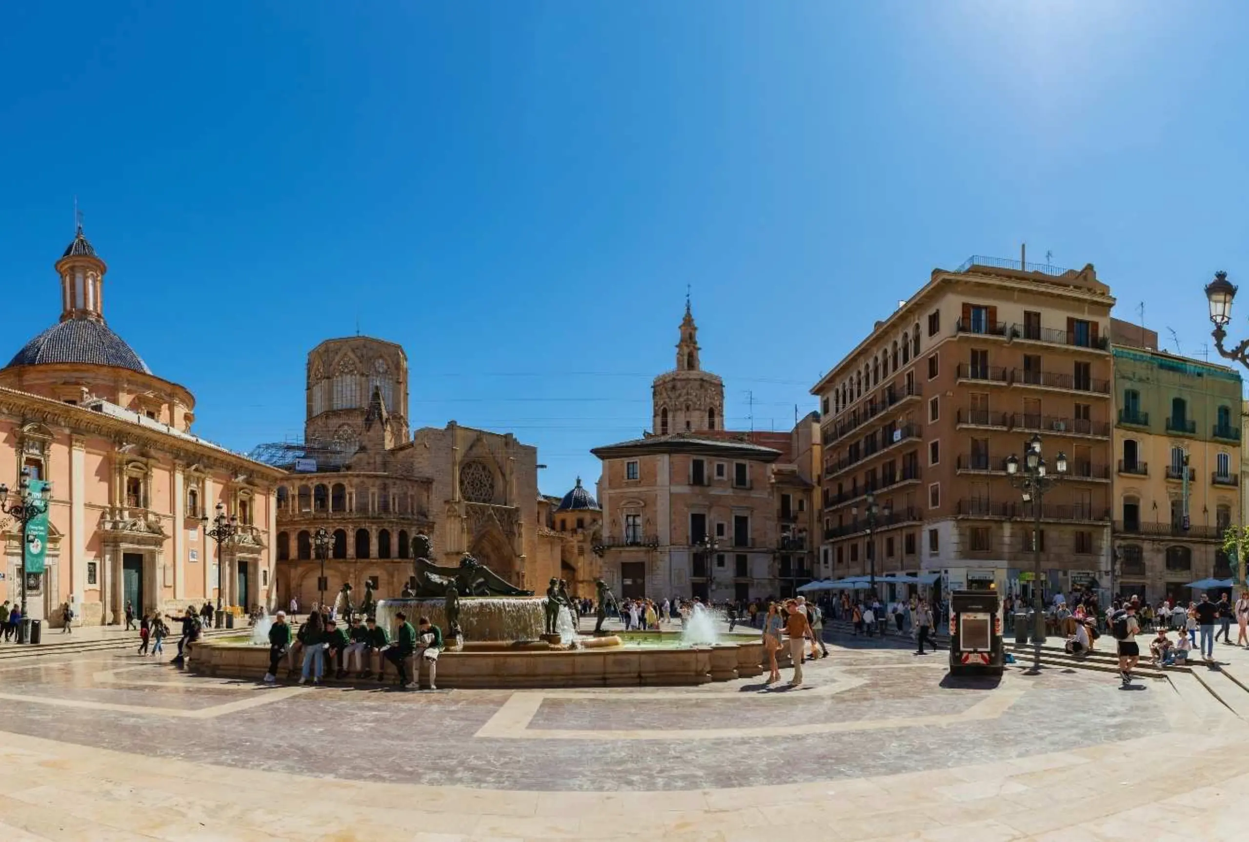 Casco antiguo, Plaza de la Reina y Plaza de la Virgen